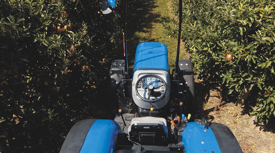 Tracteur dans les vignes