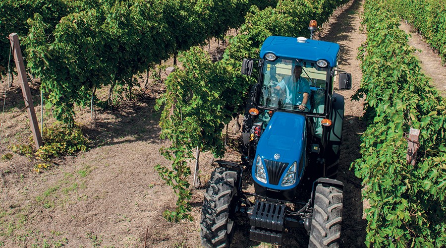 Tracteur dans les vignes